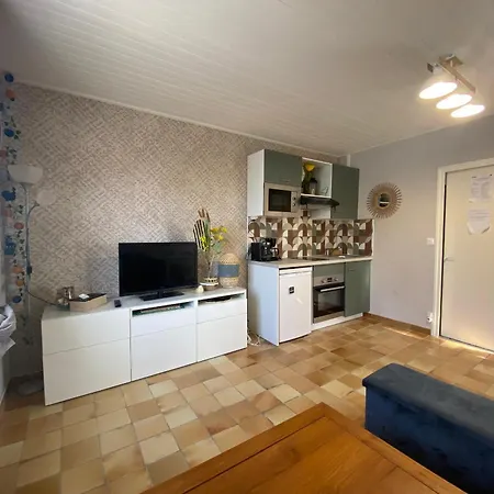 Appartement Renove 1er Etage, Proche Et Commerces, Sur - Fr-1-22-334