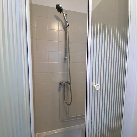 Appartement Renove 1er Etage, Proche Et Commerces, Sur - Fr-1-22-334 *