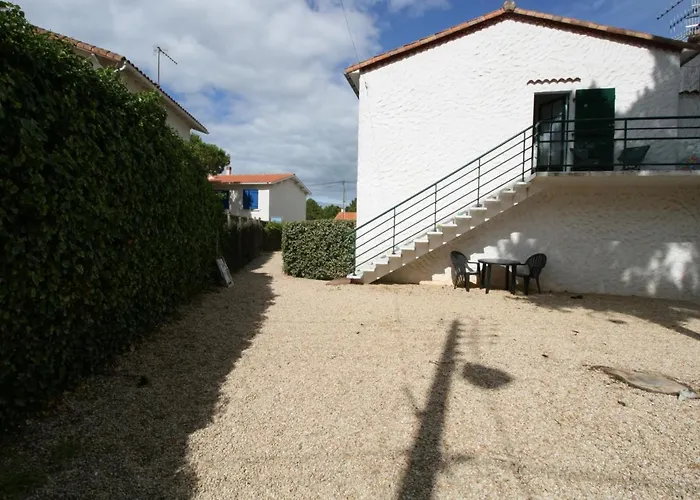 Apartment Renove 1er Etage, Proche Et Commerces, Sur - Fr-1-22-334 *