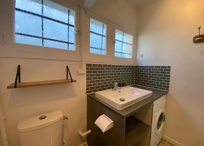 Renove 1er Etage, Proche Et Commerces, Sur - Fr-1-22-334 *