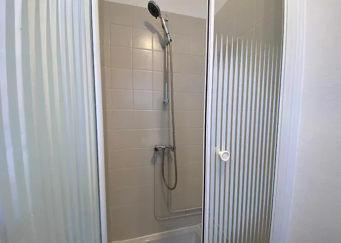 Apartment Renove 1er Etage, Proche Et Commerces, Sur - Fr-1-22-334 *